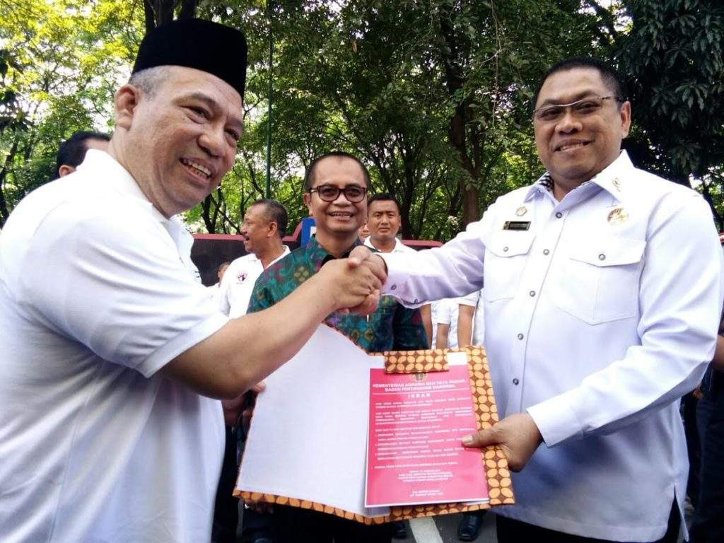 BPN Serahkan 16 Sertifikat Tanah Milik Pemkab Bekasi