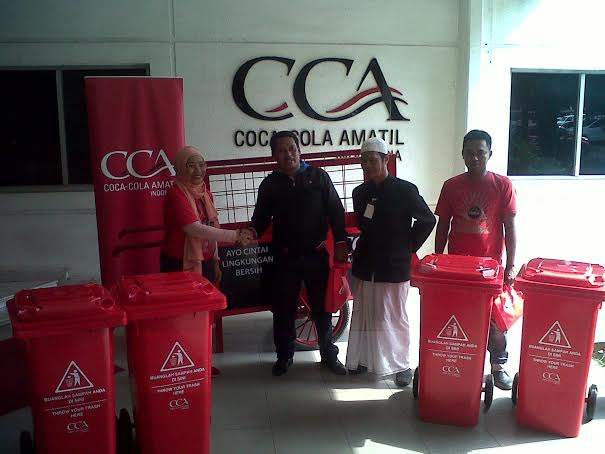 Sambut Tahun Baru 2017, CCAI Beri Bantuan Alat Kebersihan