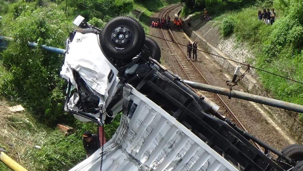 Mobil Box Terjun Bebas Ke Jalur Kereta Api