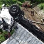 Mobil Box Terjun Bebas Ke Jalur Kereta Api