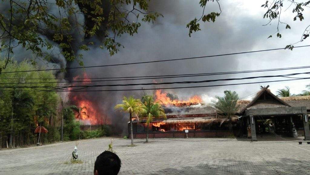 Si Jago Merah Lahap Toko Meubel & RM Ampera Soetta Bandung Si Jago Merah Lahap Toko Meubel & RM Ampera Soetta Bandung
