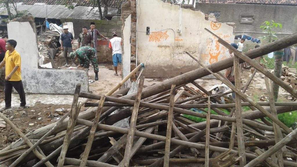Hujan Angin Di Cirebon Robohkan Rumah