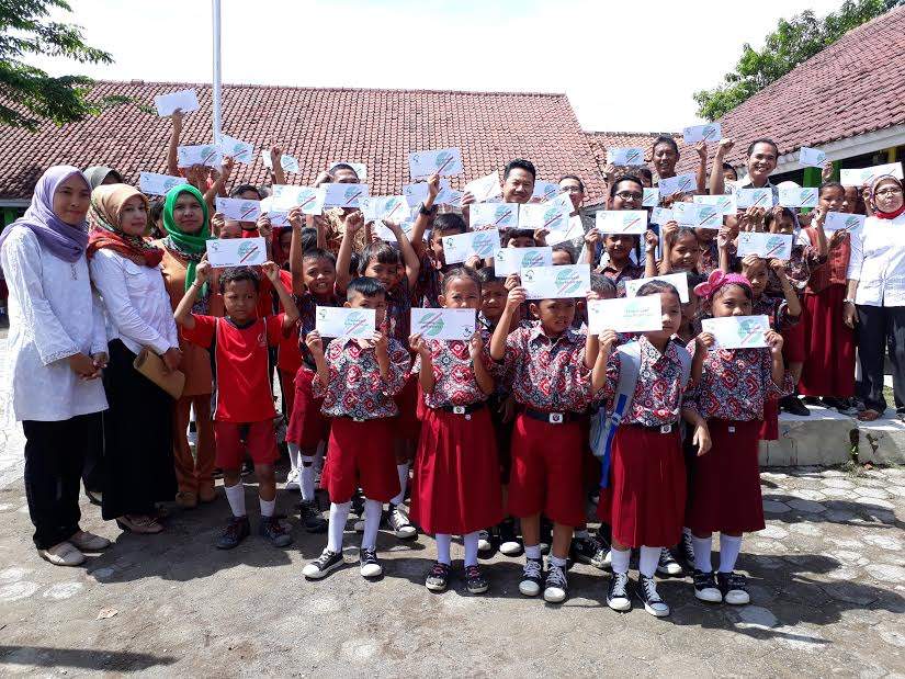 Cirebon Power Salurkan Dana CSR untuk Siswa SD Berprestasi