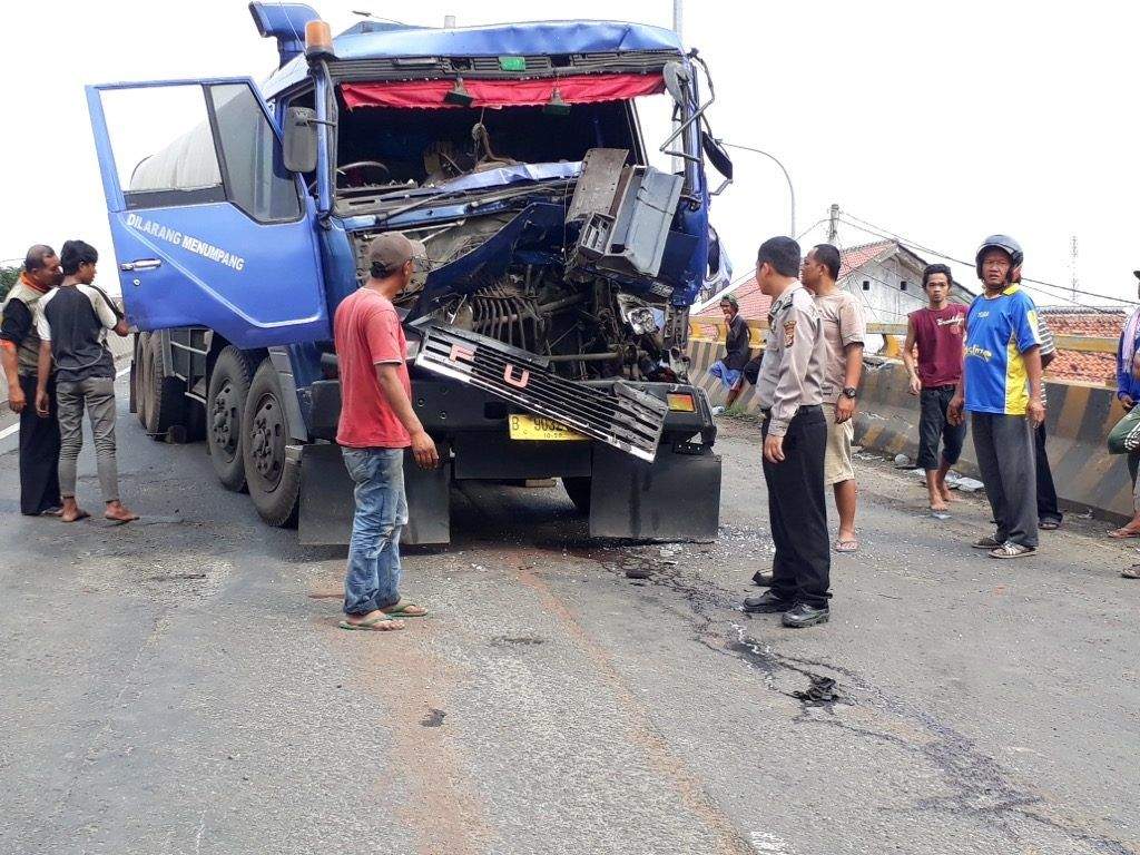 Lubang Jalan Di Flyover Gebang Bikin Truk Ini Ringsek Lubang Jalan Di Flyover Gebang Bikin Truk Ini Ringsek