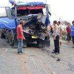 Lubang Jalan Di Flyover Gebang Bikin Truk Ini Ringsek