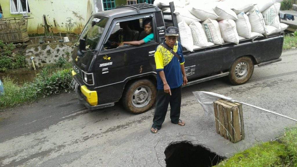 Lubang Besar Di Jembatan Cirende Dibiarkan Menganga