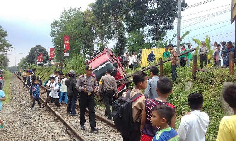 Akibat Mengantuk, Minibus Terjun ke Jalur KA
