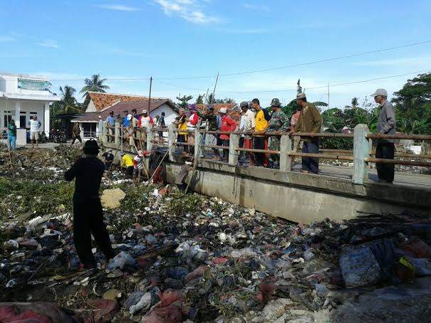 Wabah Eceng Gondok Di Desa Sukamulya Picu Polemik