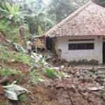 Longsor Porakporandakan Rumah di Desa Sidawangi