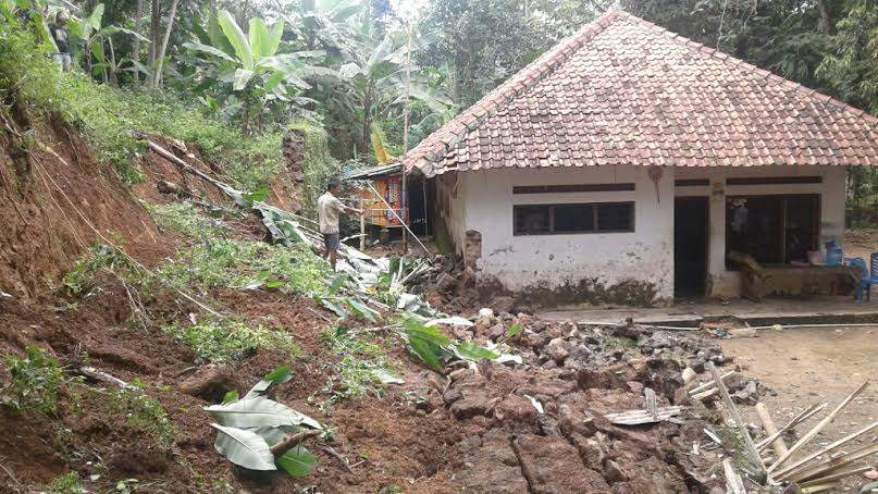 Longsor Porakporandakan Rumah di Desa Sidawangi Longsor Porakporandakan Rumah di Desa Sidawangi