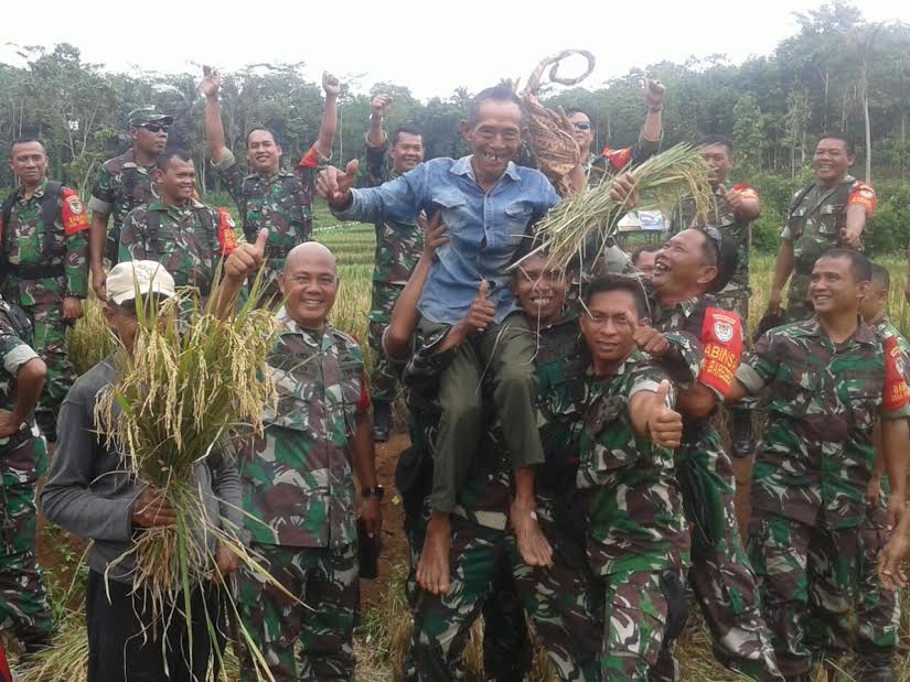 Koramil 1301/Ciamis Bantu Petani Gelar Panen Perdana