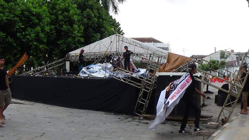 Panggung Wisata Politik Roboh Disapu Angin