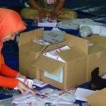 KPU Kota Tasik Temukan Surat Suara Rusak, Tapi Belum Menghitungnya