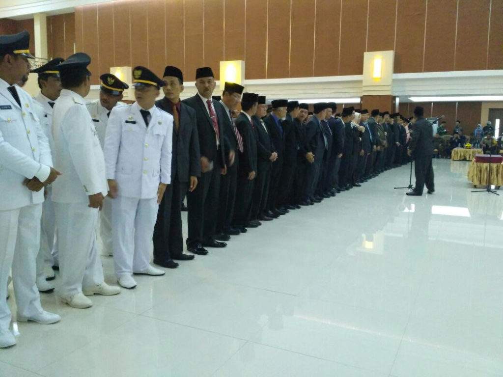 Plt Bupati Bekasi Lantik 1.084 PNS Plt Bupati Bekasi Lantik 1.084 PNS