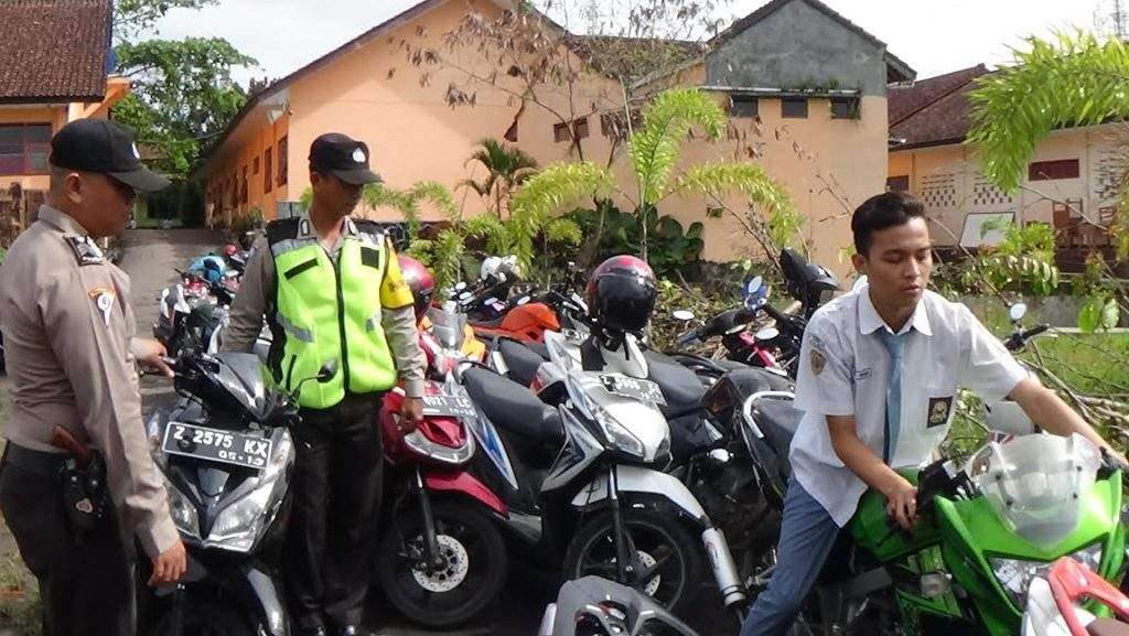 Polisi Sisir Sekolah untuk Razia Knalpot Bising Polisi Sisir Sekolah untuk Razia Knalpot Bising