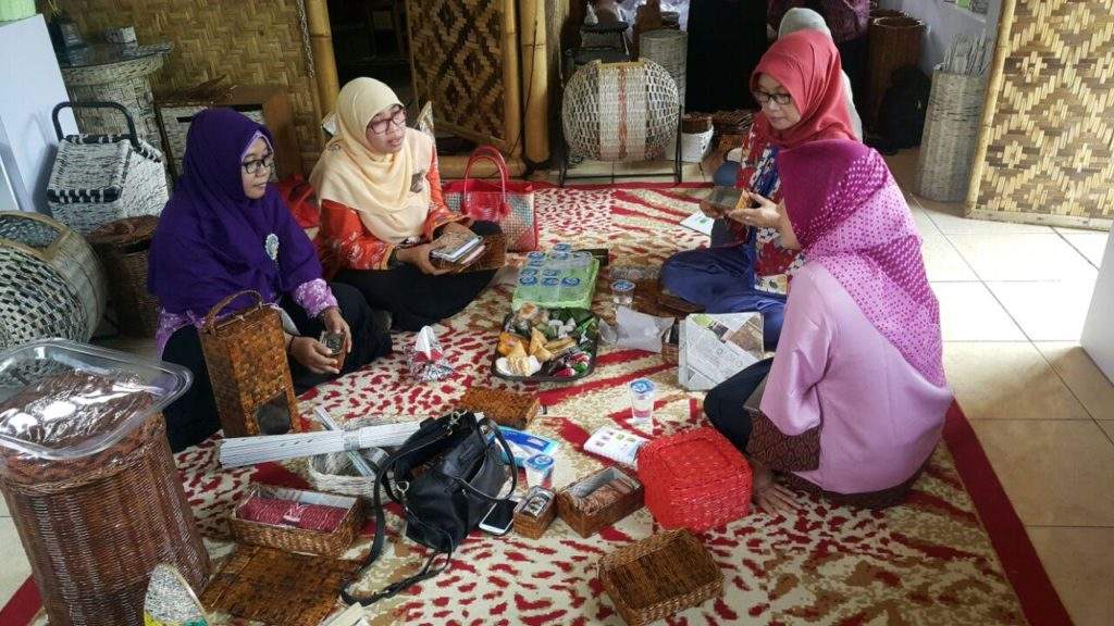 "Ketika Sampah Menjadi Berkah" "Ketika Sampah Menjadi Berkah"