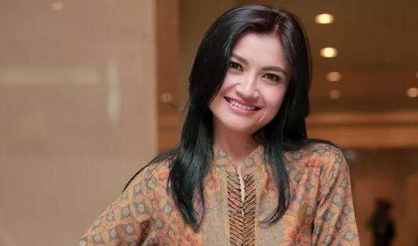 Tina Talisa Geser Ira Koesno Di Debat Cagub DKI, Siapa Lebih Heboh?