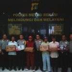 Polres Metro Bekasi Bagikan Sembako Ke Korban Banjir