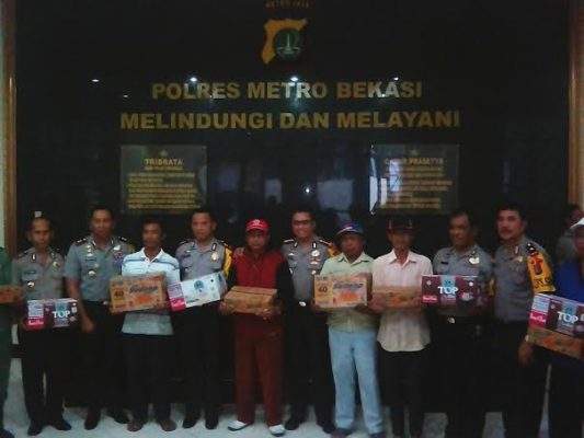 Polres Metro Bekasi Bagikan Sembako Ke Korban Banjir
