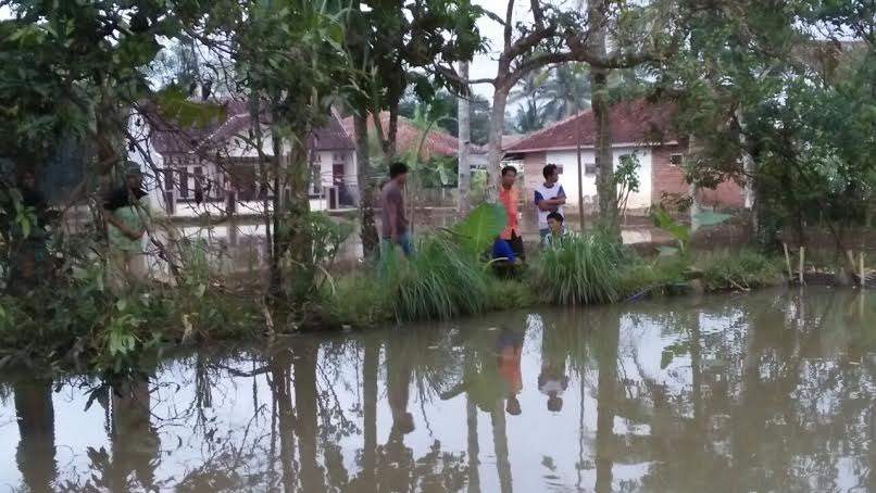 Innalillahi... Ibu Sedang Shalat, Anak Balitanya Tewas Kecebur Kolam Innalillahi... Ibu Sedang Shalat, Anak Balitanya Tewas Kecebur Kolam