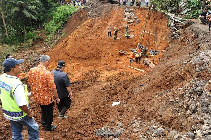 Perbaikan Jalan Kuningan – Cikijing Makan Waktu 1,5 Bulan Perbaikan Jalan Kuningan – Cikijing Makan Waktu 1,5 Bulan