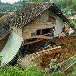 Semua Terkubur dalam Tanah Usai Longsor Hantam Tasik