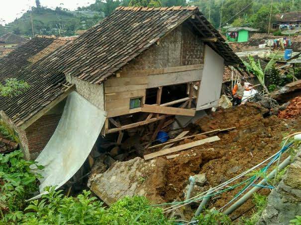 Semua Terkubur dalam Tanah Usai Longsor Hantam Tasik