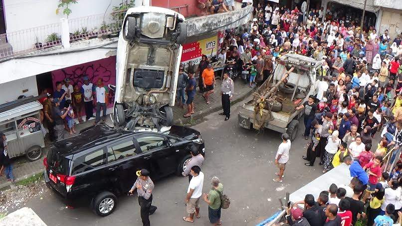 Honda Jazz Terjun Bebas Dari Lantai 2 Matahari Mall Honda Jazz Terjun Bebas Dari Lantai 2 Matahari Mall