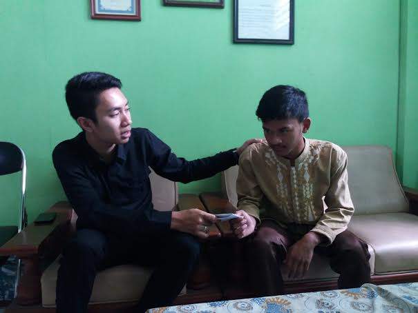 Ketua PAGI Bantu Siswa Penjual Pop Es Ketua PAGI Bantu Siswa Penjual Pop Es