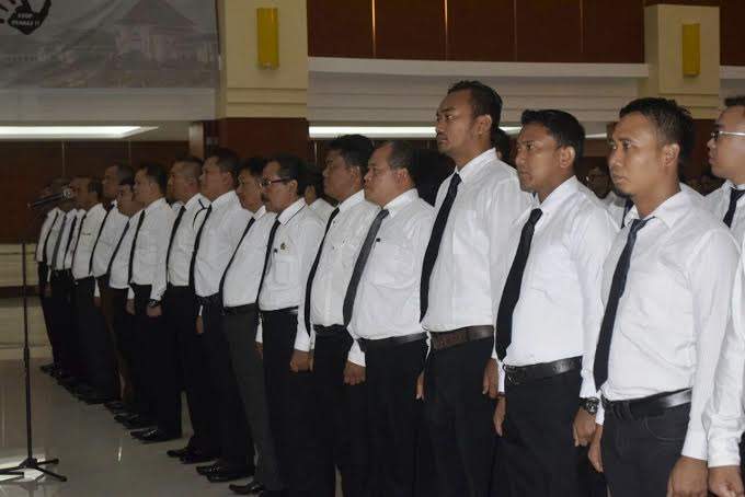 Plt Bupati Bekasi Kukuhkan Tim Satgas Saber Pungli Plt Bupati Bekasi Kukuhkan Tim Satgas Saber Pungli