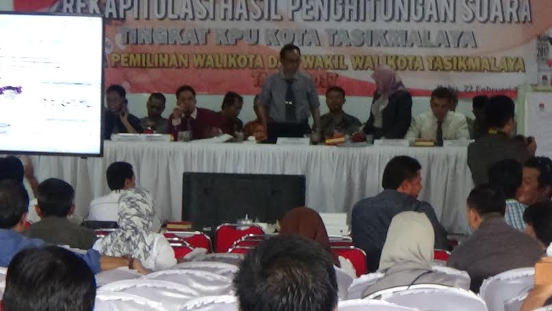 Rapat Pleno KPU Tasik Berlangsung Sengit, Dua Paslon Walk Out