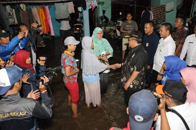 Tinjau Banjir Bekasi, Aher Sarankan Bangun Kolam Retensi