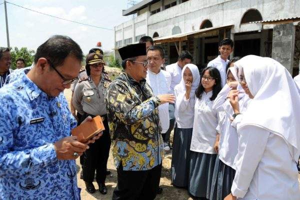 Serap Aspirasi, Aher Kunjungi SMU/ SMK di Bandung