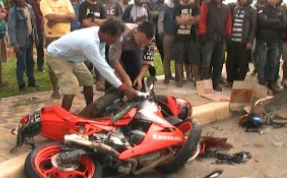 Ngebut, Pengendara Ninja Sport Tewas Di TKP Ngebut, Pengendara Ninja Sport Tewas Di TKP