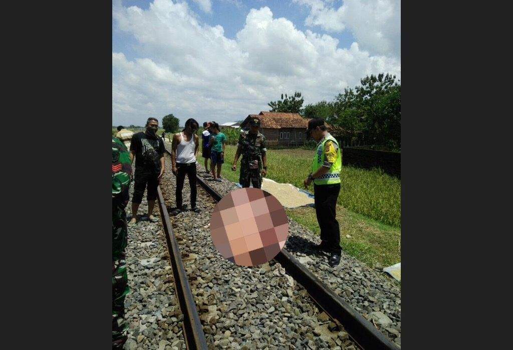 Tiga Gadis ABG Tewas Ditabrak Kereta Api Di Karangwareng Cirebon