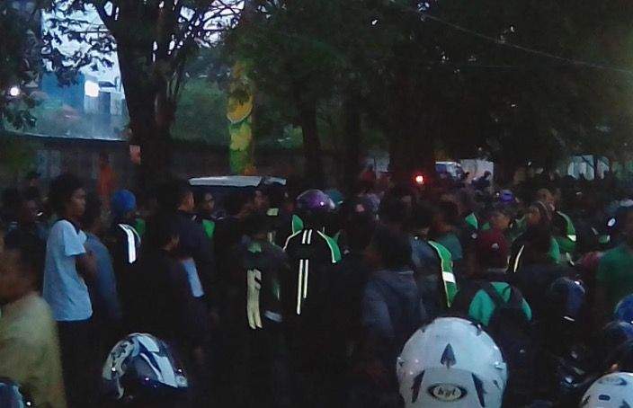 Temannya Dikeroyok Ojek Pangkalan, Ratusan Ojek Online Geruduk Mapolsek Cikarang Temannya Dikeroyok Ojek Pangkalan, Ratusan Ojek Online Geruduk Mapolsek Cikarang
