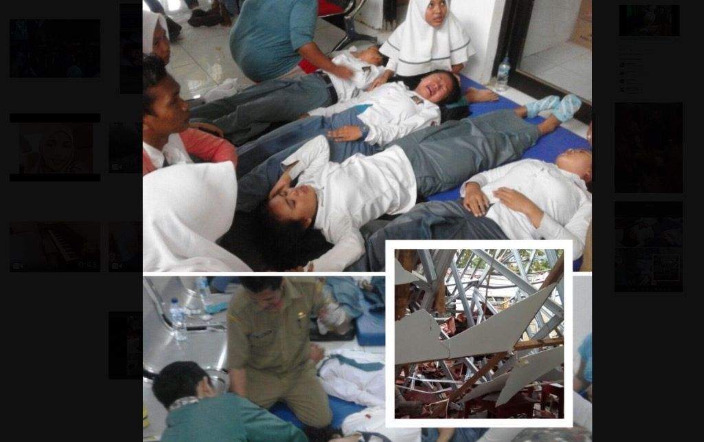 Sekolah Ambruk, 20 Siswa SMAN 1 Muaragembong Tertimpa Reruntuhan Sekolah Ambruk, 20 Siswa SMAN 1 Muaragembong Tertimpa Reruntuhan