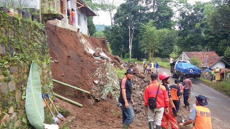 Tebing 5 Meter Ambruk Gerus Jalan Dan Rumah Warga