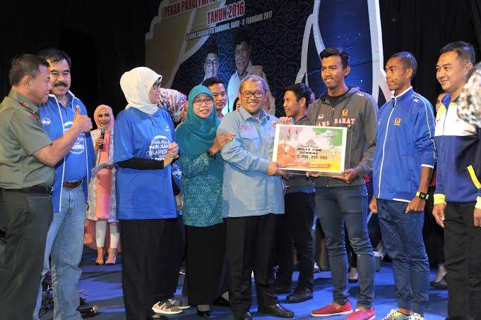 Gubernur Serahkan Kadeudeuh Atlet PON dan Peparnas Sebesar Rp 238 Miliar