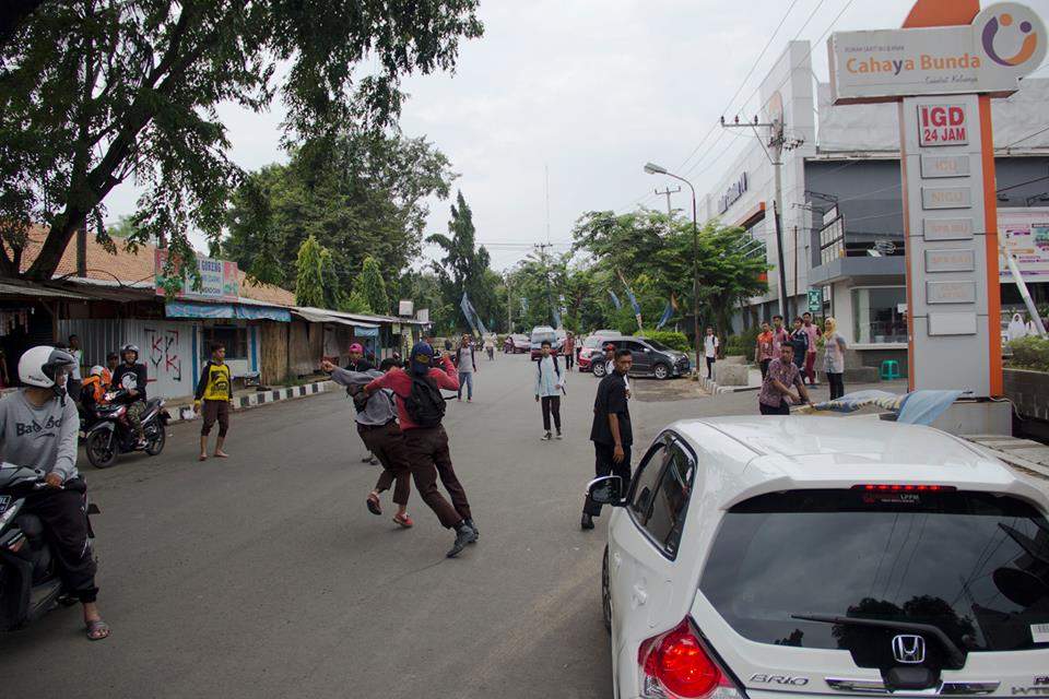 Tawuran SMK Pelayaran Mundu VS SMKN 1 Cirebon Pecah Di Jalan Perjuangan