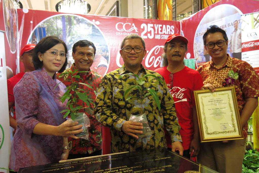 CCAI Terima Penghargaan CSR Dari Gubernur Jabar Untuk Program 'Coca Cola Forest' CCAI Terima Penghargaan CSR Dari Gubernur Jabar Untuk Program 'Coca Cola Forest'