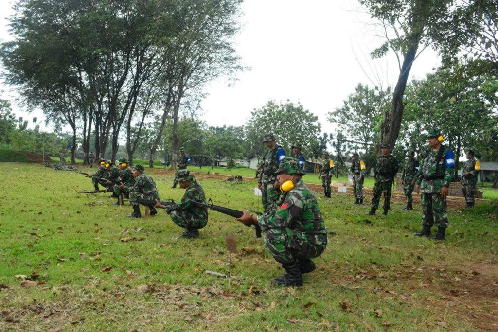 Prajurit Korem 051/Wkt Latihan Menembak dengan Senjata Ringan