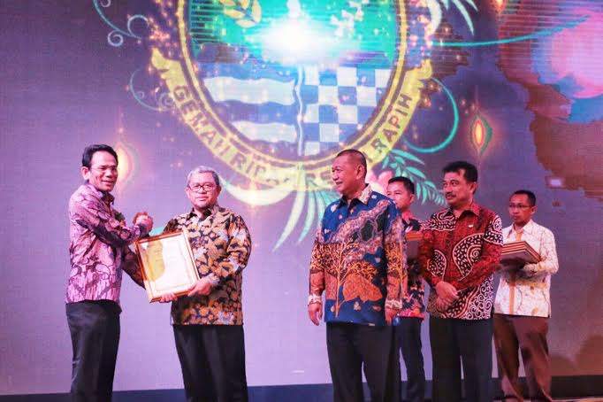 Lippo Cikarang Raih Penghargaan CSR dari Gubernur Jabar Lippo Cikarang Raih Penghargaan CSR dari Gubernur Jabar