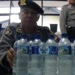 Polisi Sita Puluhan Botol "Air Mineral" Rasa Miras