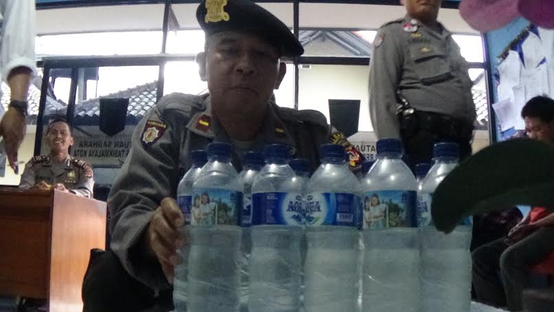Polisi Sita Puluhan Botol "Air Mineral" Rasa Miras