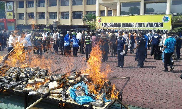 Polda Jabar Musnahkan 182 Kg Ganja & 7 Kg Sabu