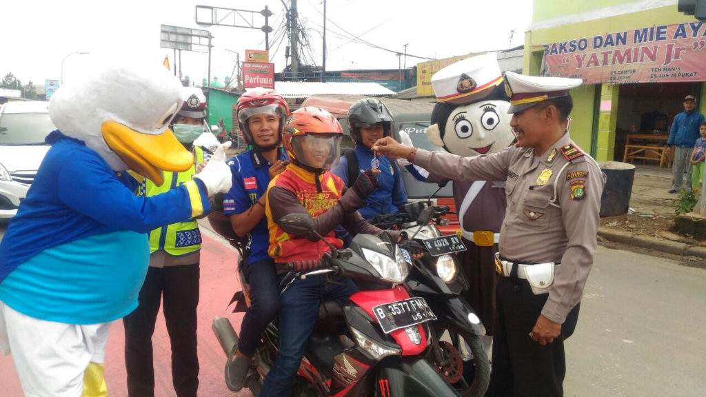 Pengendara Tertib Dapat Hadiah Dari Satlantas Polres Metro Bekasi