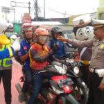 Pengendara Tertib Dapat Hadiah Dari Satlantas Polres Metro Bekasi