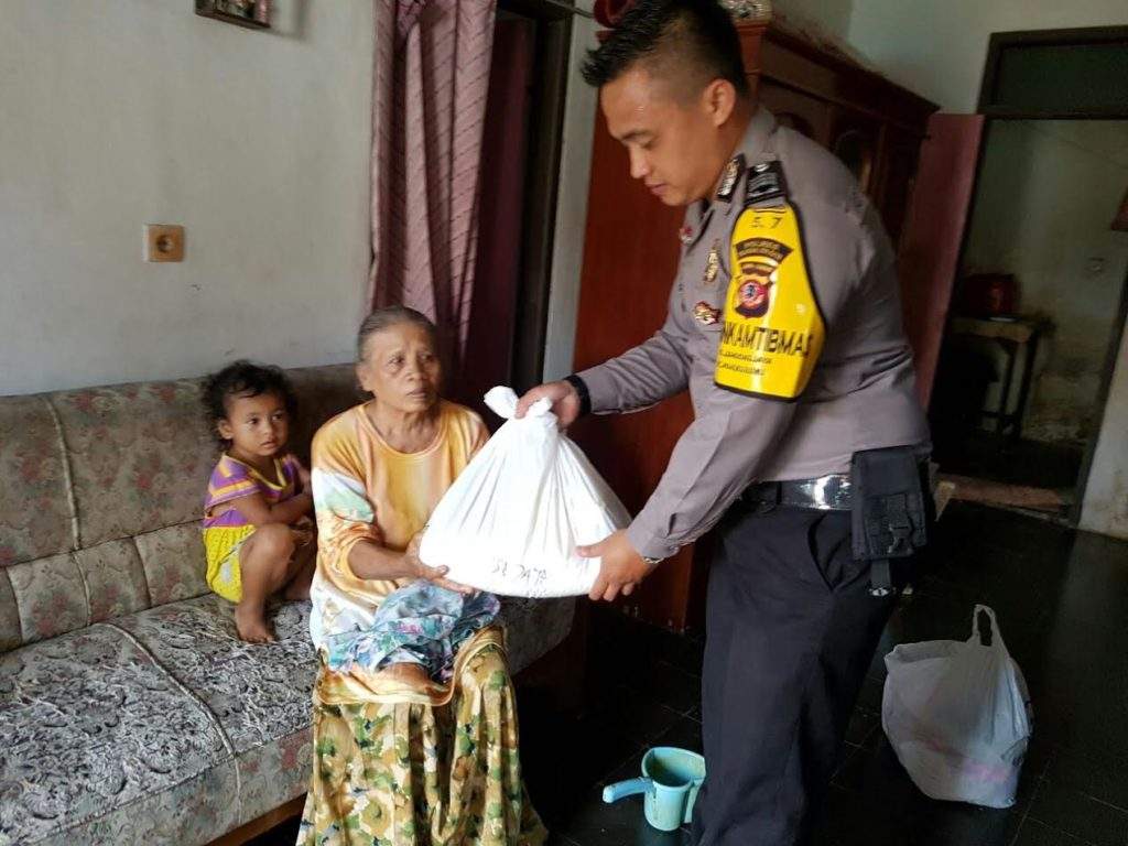 Polsek Mangkubumi Beri Sembako Ke Fakir Miskin