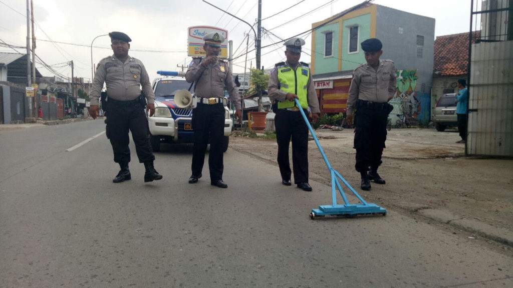Satlantas Polres Metro Bekasi Sapu Ranjau Paku Di Jalanan